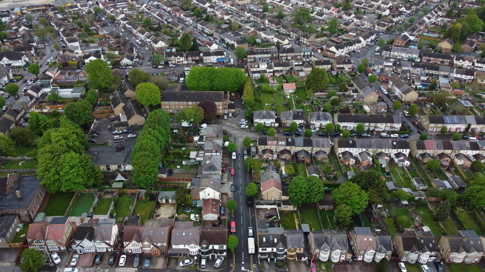 High-angle aerial view of a residential neighborhood in Luton, England showing houses and streets.